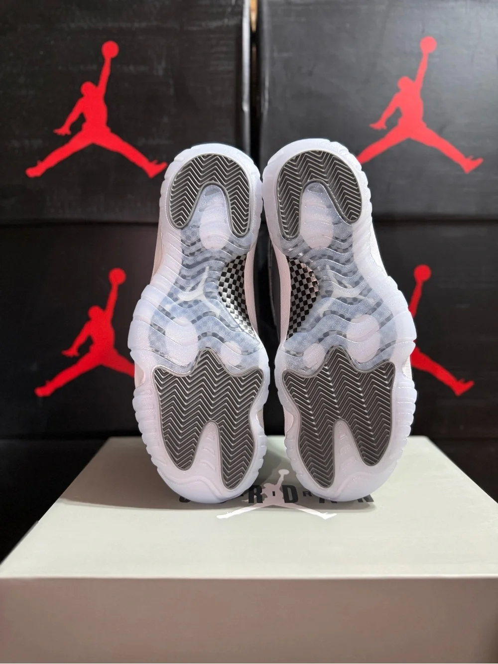 Jordan 11 Retro Low Grey & White